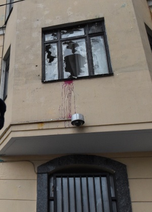 25.nov.2015 - Embaixada turca em Moscou foi depredada durante protesto em frente ao edifício