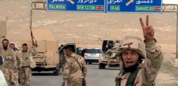 Forças leais ao ditador sírio, Bashar al-Assad, supostamente avançam em direção à entrada da cidade histórica de Palmira, em foto fornecida pela agência estatal Sana