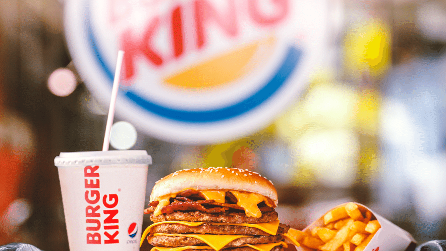 Hambúrguer com batata frita do Burger King - Reprodução/Facebook