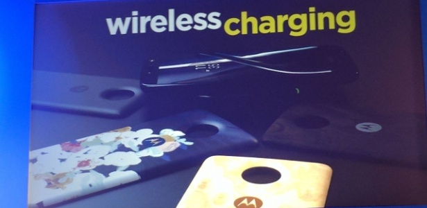 26.fev.2017 - Novo Moto Snap que permite carregamento sem fio, anunciado na MWC 2017 em Barcelona - Lilian Ferreira/UOL - Lilian Ferreira/UOL
