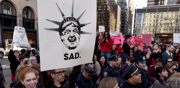 Mulheres participam de greve próximo à Trump Tower, em Nova York - Timothy A. Clary/AFP
