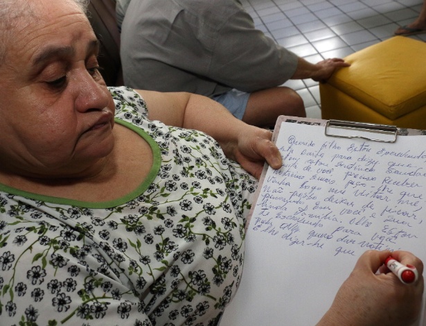 Francisca Machado, 62, escreve carta a convite de estudante em asilo na Paraíba - Francisco França/UOL