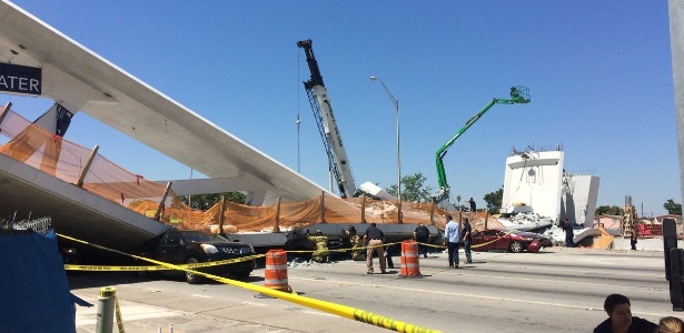 Ponte para pedestres cai perto de Universidade da Flórida, em Miami, nos Estados Unidos - Reprodução/Twitter @Munozz_Jonathan