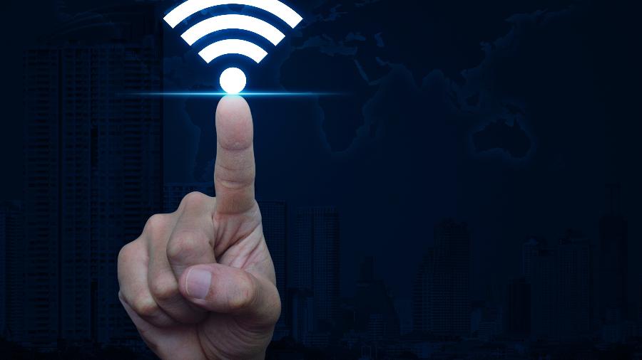 Símbolo do wi-fi sendo tocado por uma mão; conexão móvel, internet, conexão, acesso, tecnologia, torre de celular, smartphone - Getty Images/iStockphoto