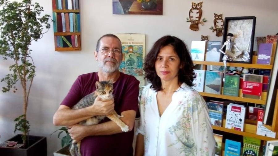 Luciano Gonçalves e Mariângela Ribeiro, donos do sebo Gregas e Troianas: "Sempre tivemos uma pegada mais de esquerda. A ideia era ser algo divertido" - Arquivo Pessoal