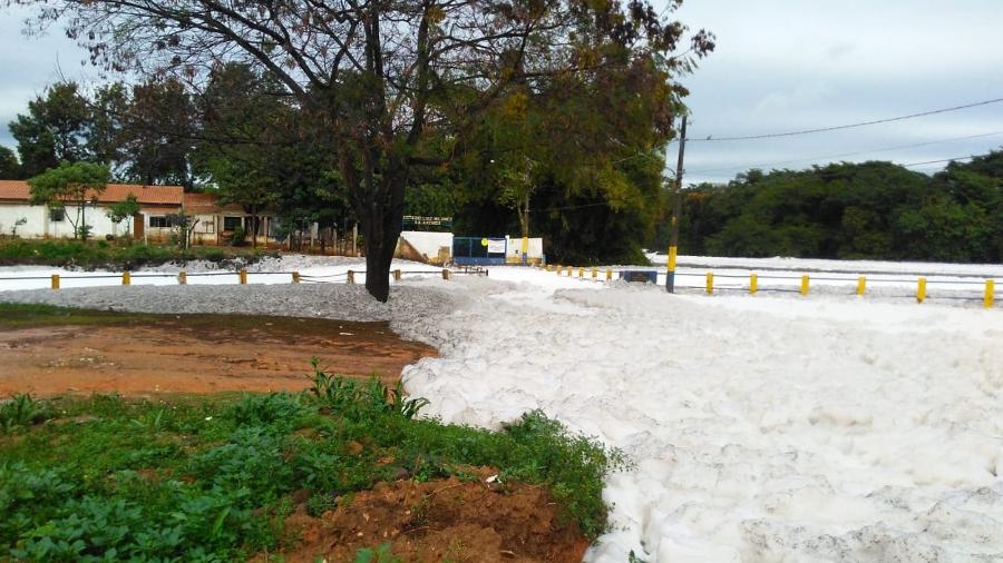 O rio Tietê, no trecho que passa por Salto (SP), voltou a ficar coberto por uma espuma branca nesta sexta-feira (5) - Defesa Civil/Salto