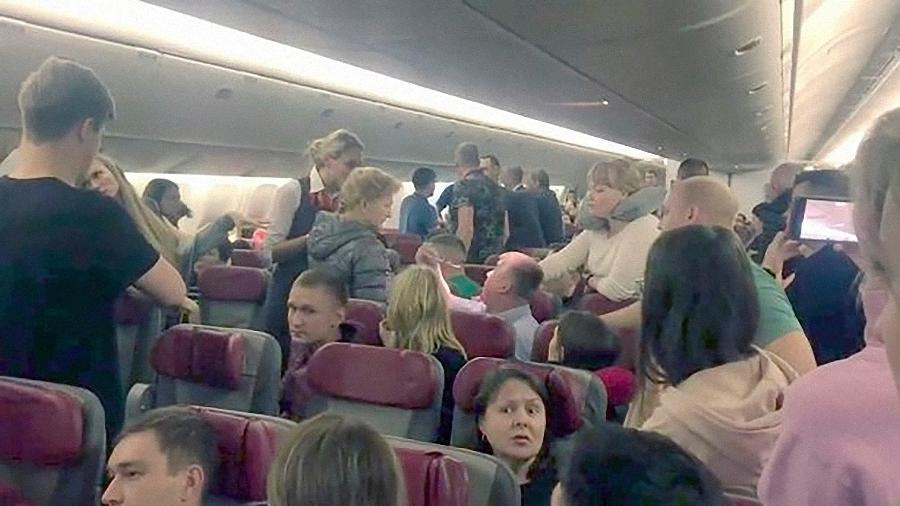 Jornalista Elena Demidova flagrou o momento de confusão no voo de Moscou para Phuket - Reprodução de vídeo