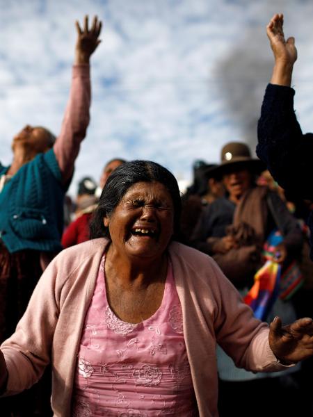Os apoiadores do ex-presidente boliviano Evo Morales lamentam a morte de um homem que eles dizem ter sido morto pelas forças de segurança, em Sacaba, perto de Cochabamba - MARCO BELLO/REUTERS