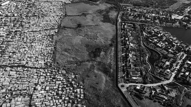Vista aérea de um condomínio particular no Lago Michelle e da favela de Masiphumelele, na Cidade do Cabo (África do Sul) - Lalo de Almeida - 7.jul.2019/Folhapress