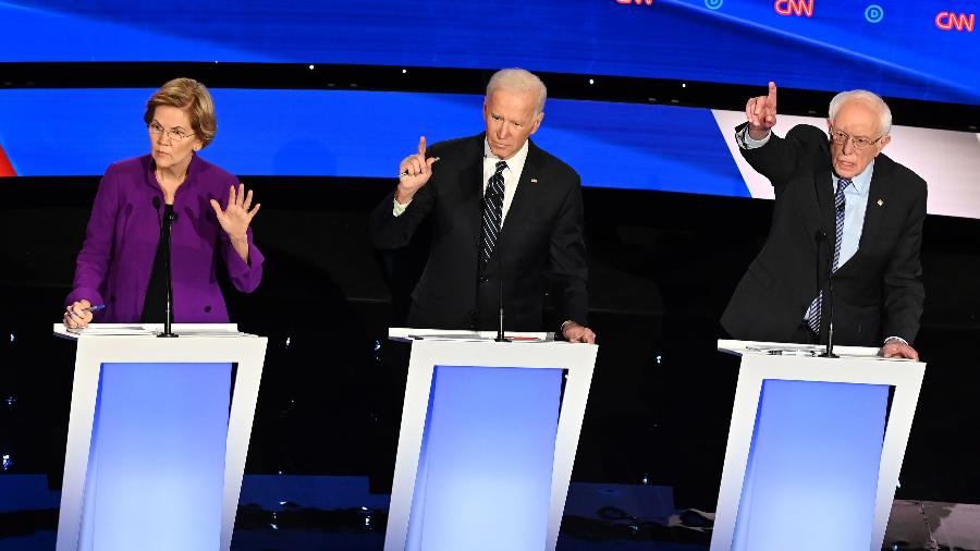 Os democratas Elizabeth Warren, Joe Biden e Bernie Sanders participam de debate eleitoral em Des Moines (Iowa) - Robyn Beck - 14.han.2020/AFP