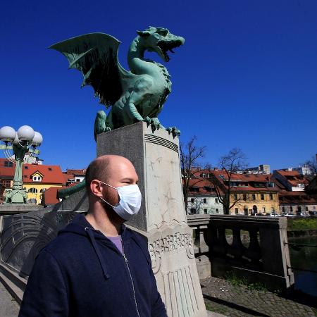 19.mar.2020 - Homem usa máscara por causa do coronavírus em Liubliana, na Eslovênia - Borut Zivulovic/Reuters