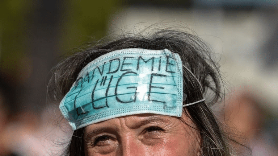 Manifestante em Berlim usa máscara que diz: "Mentira da pandemia" - EPA/FELIPE TRUEBA via BBC