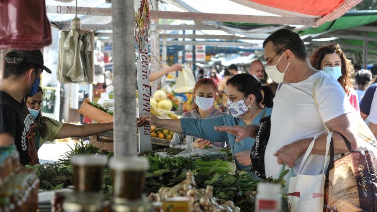 SAO PAULO SP BRASIL08.08.2020 CORONAVIRUSCom  flexibilização das restrições impostas durante a  quarentena ,as pessoas tentam retomar a rotina  com o ?novo normal? ditando as regras ,que nem sempre são seguidas. Movimentação intensa na feira da rua Mourato Coelho , Vila MadalenaAlém da tradicional aglomeração  ,alguns feirantes e consumidores usam a máscara de forma erradaFoto Reinaldo Canato / UOL - Reinaldo Canato/UOL - Reinaldo Canato/UOL