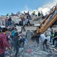 30/10/2020 - Escavadeira ajuda em buscas em prédio que ruiu após terremoto em Izmir, na Turquia - Tuncay Dersinlioglu/Reuters