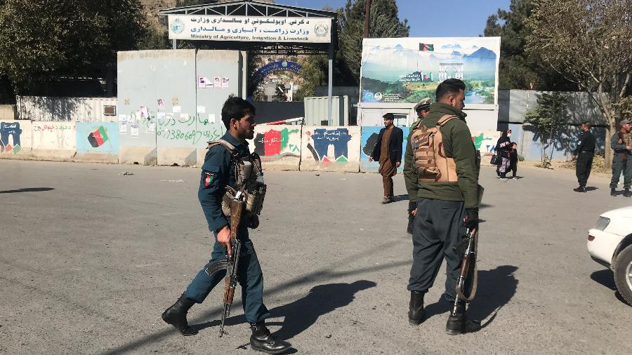 Agentes de segurança fazem buscas nas proximidades da Universidade de Cabul, no Afeganistão, no ano passado - Omar Sobhani/Reuters