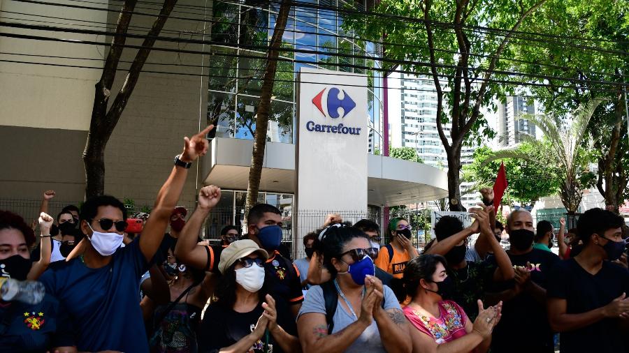 Manifestantes protestam em frente a unidade do Carrefour em Boa Viagem, em Recife (PE) - Julio Gomes/Estadão Conteúdo