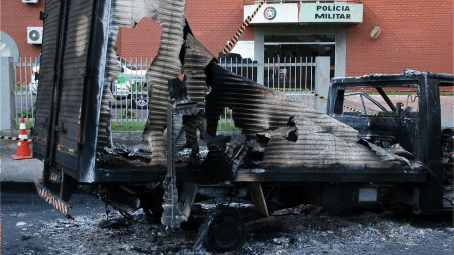 Caminho incendiado diante de quartel da PM em Cricima; houve troca de tiros, deixando um soldado ferido - Reuters