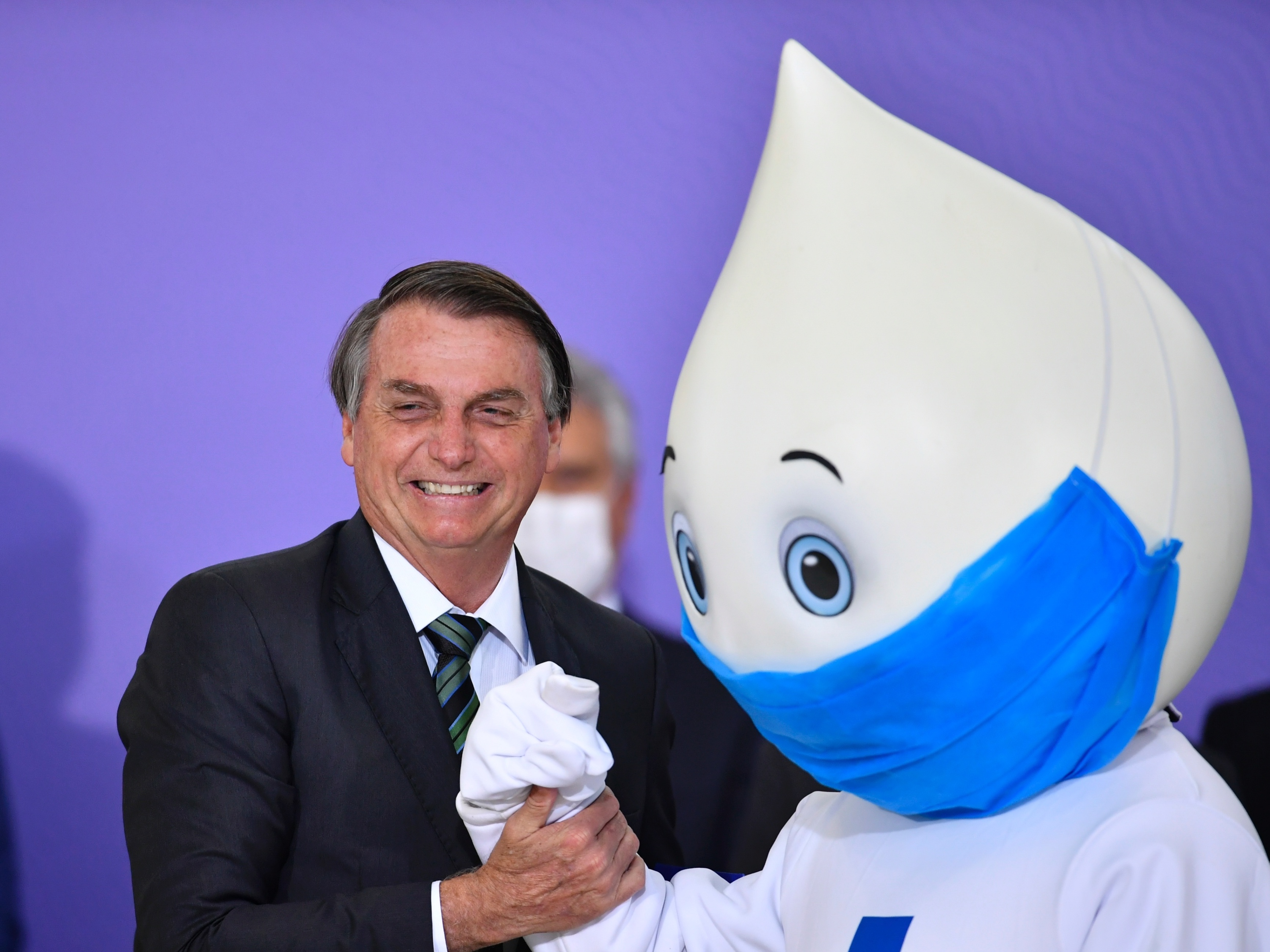 Sem Bolsonaro, personalidades precisam estimular vacinação, diz médica