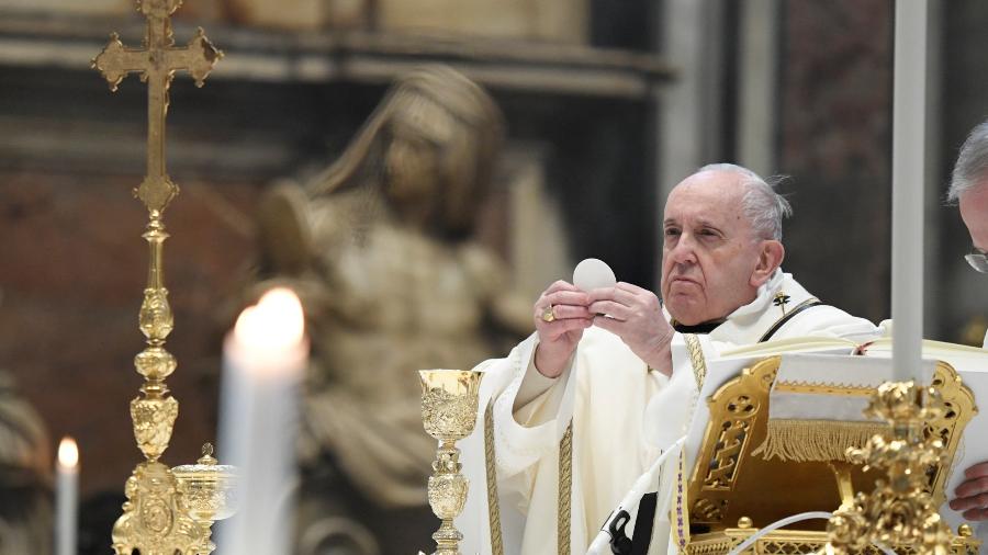 Padres poderão colocar a cinzas nas testas dos fiéis, como ocorre normalmente, mas deverão usar máscara de proteção - Vatican Media/­Reuters