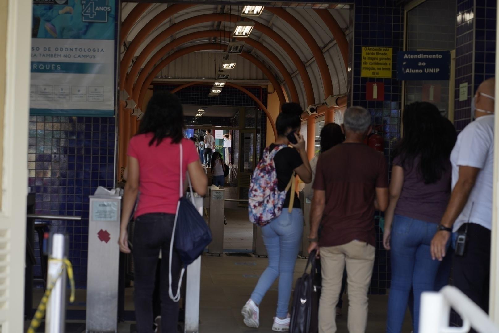 Alunos chegam para fazer o 1º dia do Enem impresso em faculdade da zona oeste de São Paulo - André Porto/UOL
