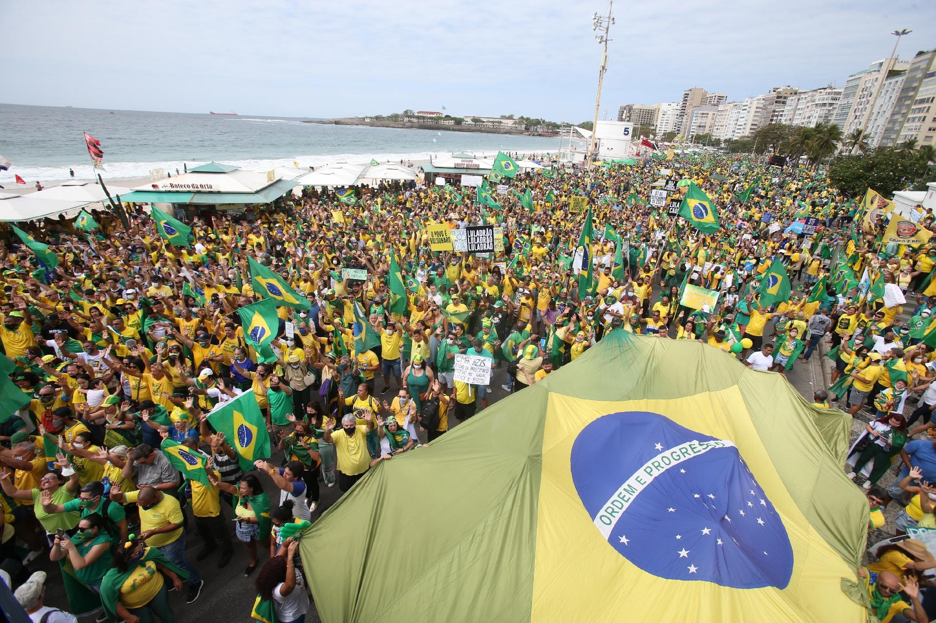 7.set.2021 - Apoiadores do presidente da República, Jair Bolsonaro (sem partido), realizam uma manifestação de apoio ao governo na orla da Praia de Copacabana, na zona sul do Rio de Janeiro - WILTON JUNIOR/ESTADÃO CONTEÚDO