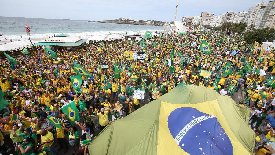 7.set.2021 - Apoiadores do presidente da República, Jair Bolsonaro (sem partido), realizam uma manifestação de apoio ao governo na orla da Praia de Copacabana, na zona sul do Rio de Janeiro - WILTON JUNIOR/ESTADÃO CONTEÚDO