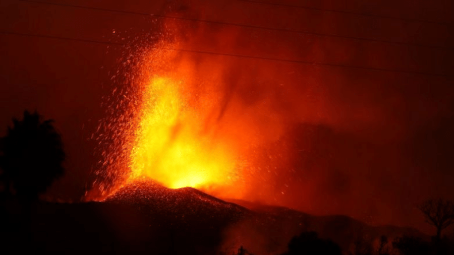 A erupção do vulcão Cumbre Vieja já destruiu centenas de casas - GETTY IMAGES