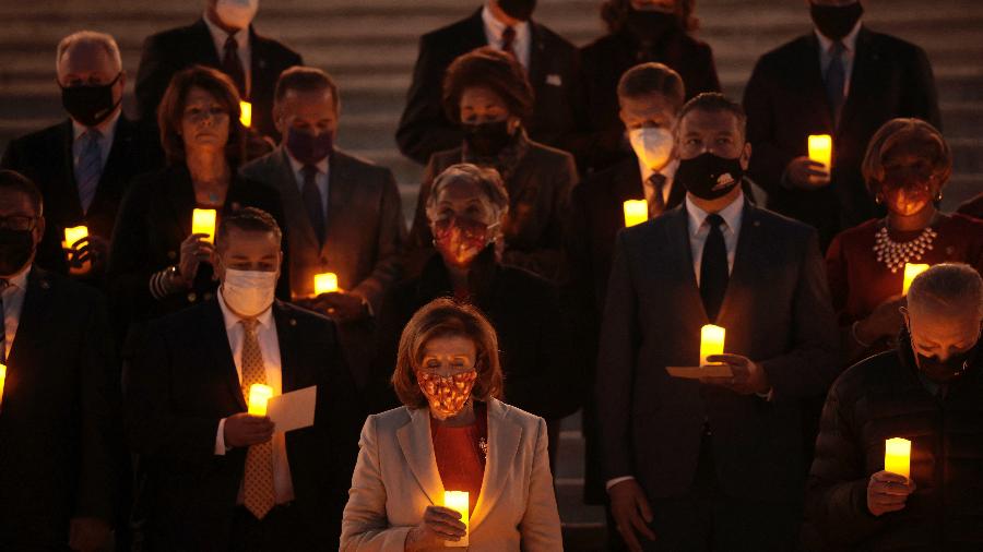 14.dez.2021 - Congressistas dos EUA fazem um momento de silêncio pelas 800 mil mortes registradas por covid-19 desde o início da pandemia - Anna Moneymaker/Getty Images via AFP