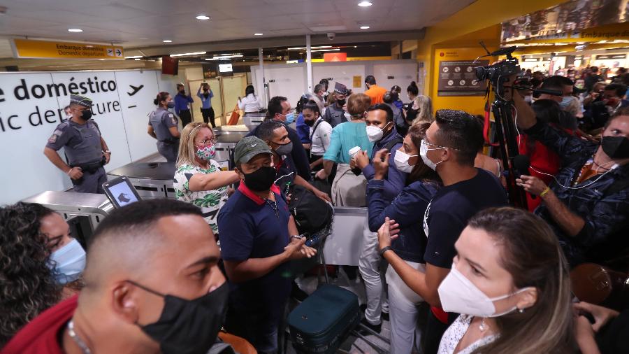 Passageiros protestam no aeroporto de Guarulhos após voos cancelados do grupo Itapemirim - Werther Santana / Estadão Conteúdo