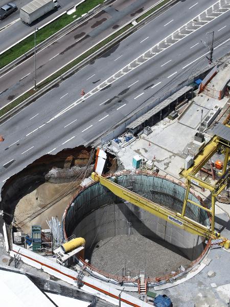 Cratera aumentou ao longo do dia, após deslizamento em obra do metrô na Marginal Tietê - REUTERS/Carla Carniel