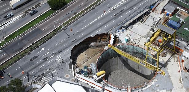 Cratera após deslizamento em obra do metrô na Marginal Tietê