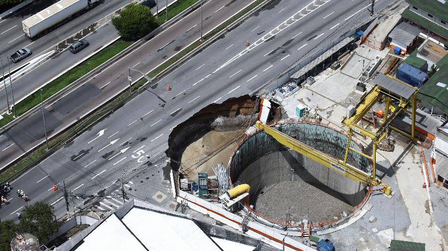 Cratera após deslizamento em obra do metrô na Marginal Tietê - REUTERS/Carla Carniel