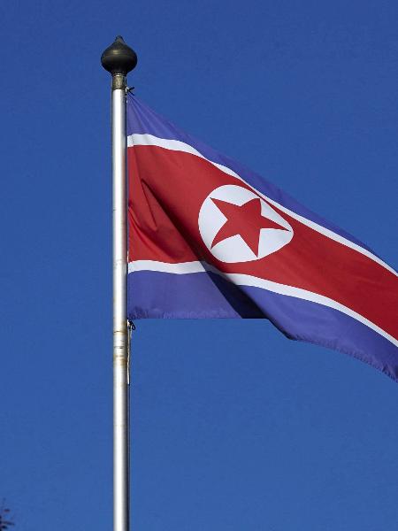 Bandeira da Coreia do Norte em frente à sede da missão diplomática do país em Genebra - Denis Balibouse/Reuters