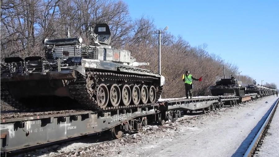 17.fev.22 - Tanques russos partindo para a Rússia após exercícios conjuntos das forças armadas da Rússia e da Bielorrússia em um campo de tiro perto de Brest - HANDOUT/AFP