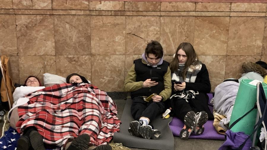 25.fev.2022 - Pessoas se abrigam em estação de metrô em Kiev, na capital da Ucrânia - Xinhua/Lu Jinbo