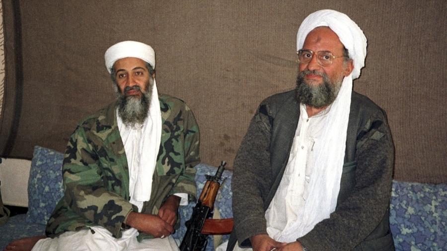 À esquerda, Osama Bin Laden; à direita, Ayman al-Zawahiri, último líder da Al-Qaeda, morto em 1º de agosto - Wikimedia Commons