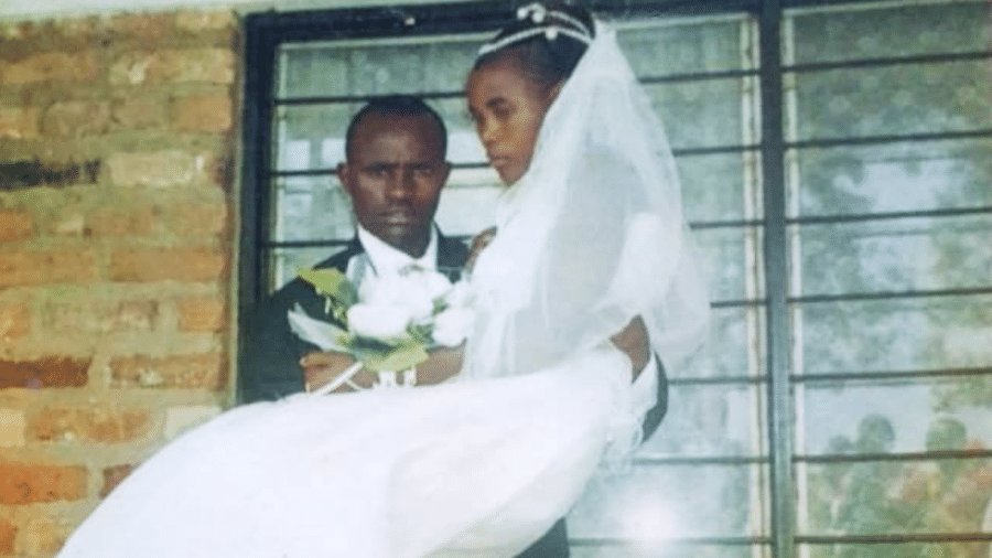 Alfred e Yankurije se casaram 14 anos após o genocídio - BBC