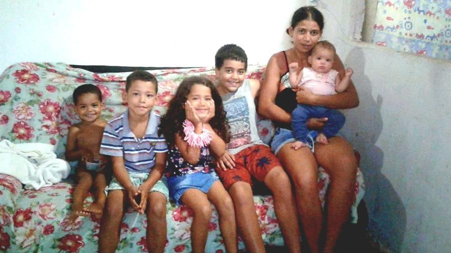 Maria Anunciada e seus cinco filhos: valor do benefício caiu, se descontada a inflação, desde 2019 - Arquivo pessoal