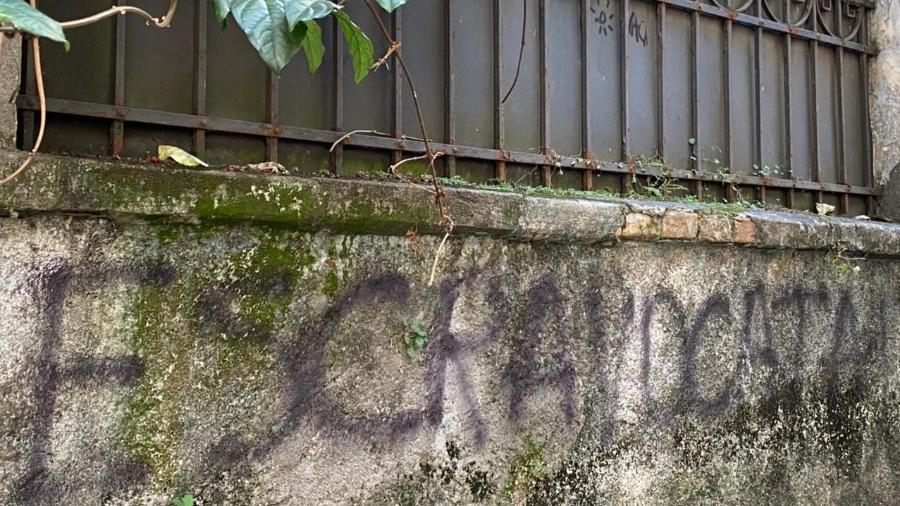 Muro de mansão em Higienópolis, bairro nobre de São Paulo onde reside Margarida Bonetti, foi pichado após o podcast "A Mulher da Casa Abandonada" revelar investigação contra ela por condição análoga à escravidão nos Estados Unidos - Herculano Barreto Filho/UOL