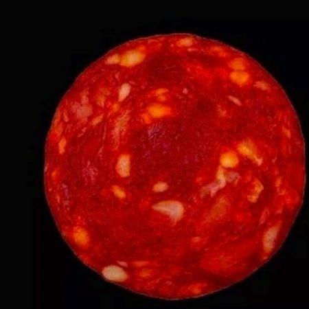 Imagem de um salame usado por um cientista francês em uma piada como se fosse uma estrela próxima ao sol - Etiene Klein