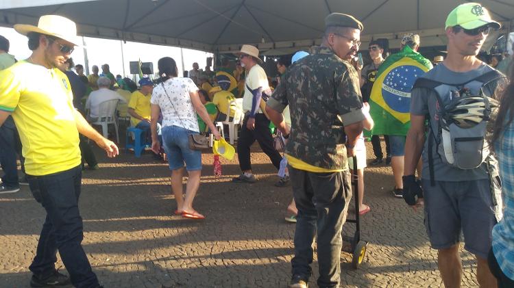 09.nov.2022 - Homem com uniforme do Exército transporta carrinho para militantes - Eduardo Militão/UOL - Eduardo Militão/UOL