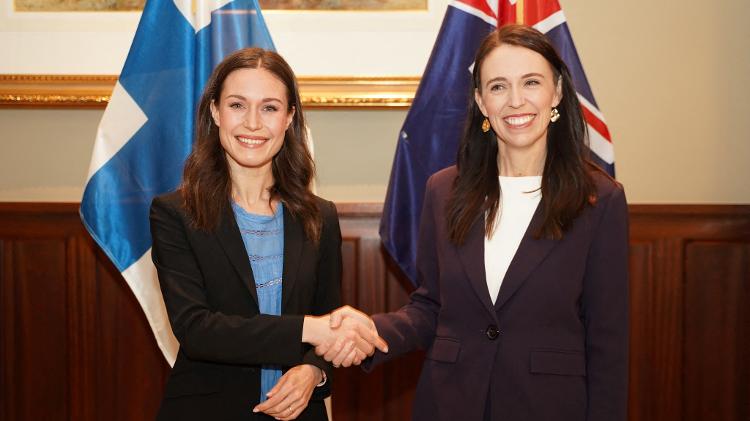 À esquerda, a ex-primeira-ministra da Finlândia, Sanna Marin, em encontro com a ex-primeira-ministra da Nova Zelândia, Jacinda Ardern