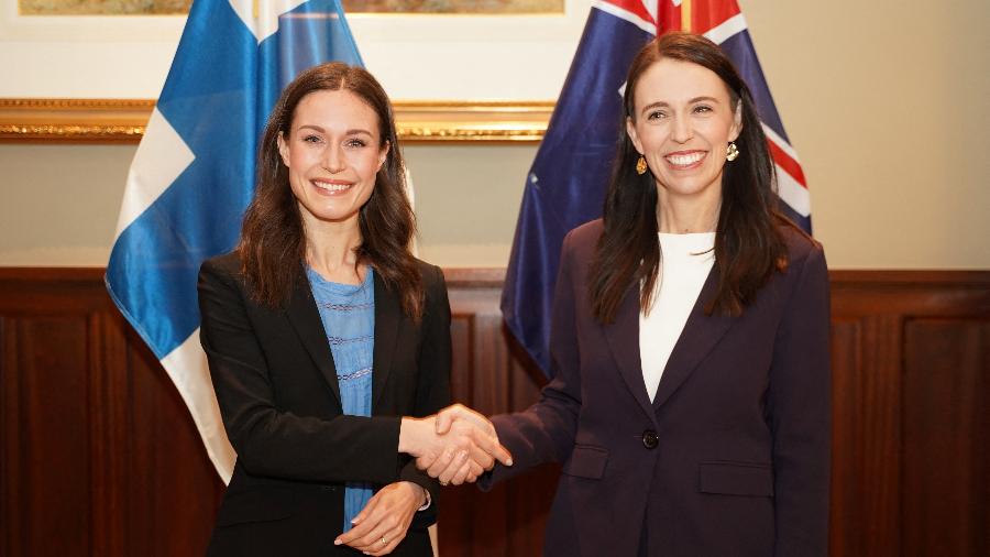 30.nov.22 - A primeira-ministra da Finlândia, Sanna Marin (à esquerda), aperta a mão da primeira-ministra da Nova Zelândia, Jacinda Ardern, durante uma reunião bilateral em Auckland, Nova Zelândia - DIEGO OPATOWSKI/AFP
