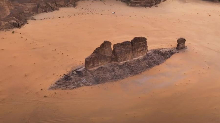 A rocha gigante no formato de peixe foi fotografa no deserto da Arábia Saudita  - Reprodução: Khaled Al Enazi