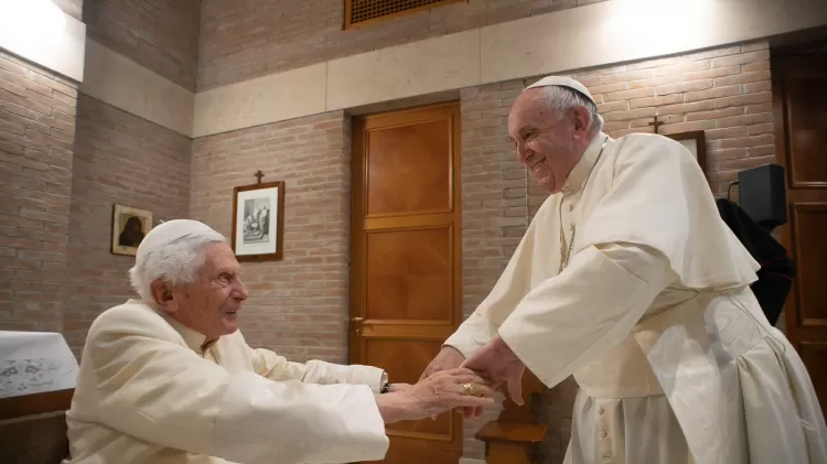 28.nov.2020 - O Papa Francisco ( direita) cumprimenta Bento 16, aps reunio de cardeais, no Vaticano - AFP/Vatican Media - AFP/Vatican Media