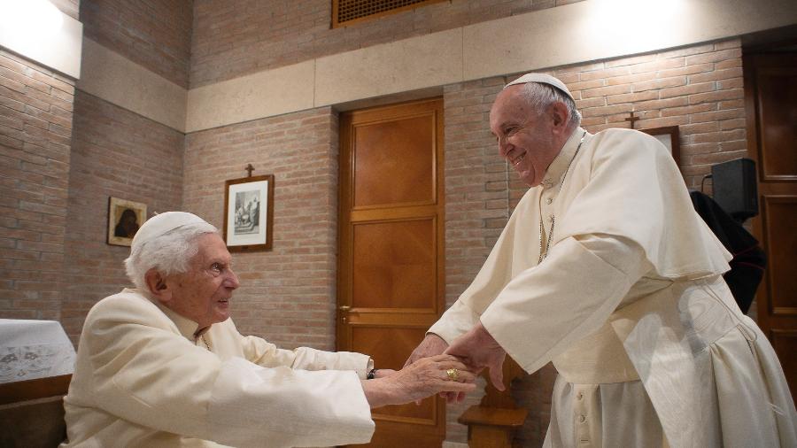28.nov.2020 - O Papa Francisco (à direita) cumprimenta Bento 16, após reunião de cardeais, no Vaticano - AFP/Vatican Media