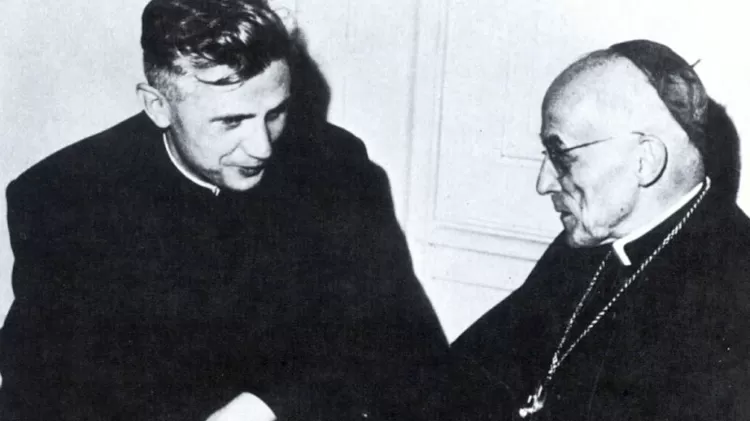 Joseph Ratzinger (à esquerda), então professor de teologia, com o cardeal Joseph Frings, em foto de janeiro de 1962 - Handout/Erzbistum Muenchen Und Freisign/AFP - Handout/Erzbistum Muenchen Und Freisign/AFP