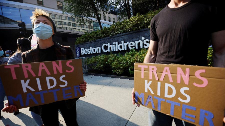 Manifestantes a favor de crianças transgênero do lado de fora do Hospital Infantil de Boston, nos EUA - 18.set.2022 - Brian Snyder/Reuters