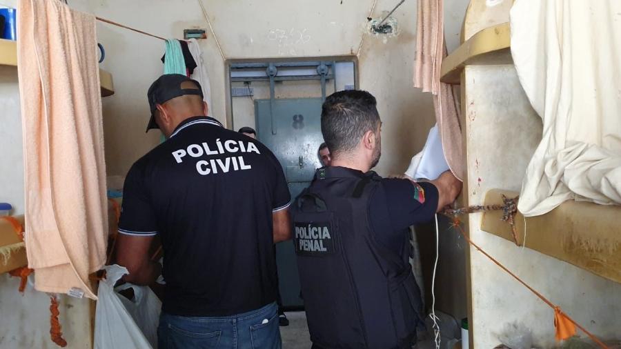 Agentes durante operação dentro de cela em presídio no Rio Grande do Sul - Divulgação/Polícia Civil do Rio Grande do Sul