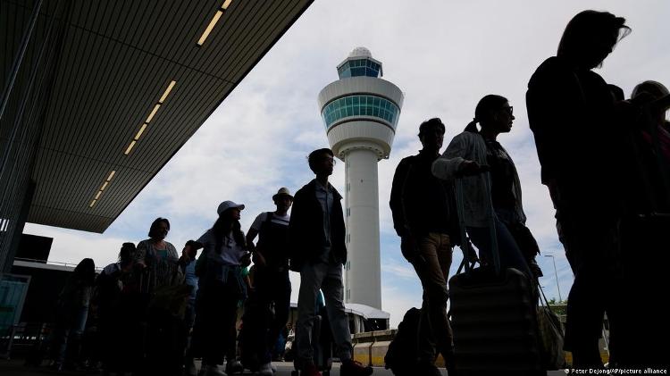 Fila em aeroporto: alguns defendem que voar precisa ser mais caro, por causa de sua pegada de carbono